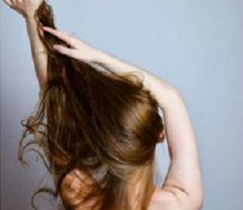 髪を持ち上げる女性